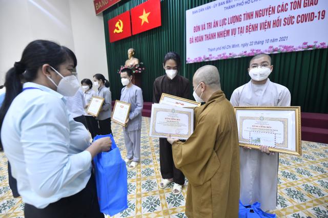 Đón tình nguyện viên Phật giáo trở về sau khi hoàn thành nhiệm vụ hỗ trợ tuyến đầu chống dịch