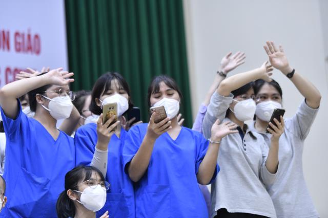 Đón tình nguyện viên Phật giáo trở về sau khi hoàn thành nhiệm vụ hỗ trợ tuyến đầu chống dịch