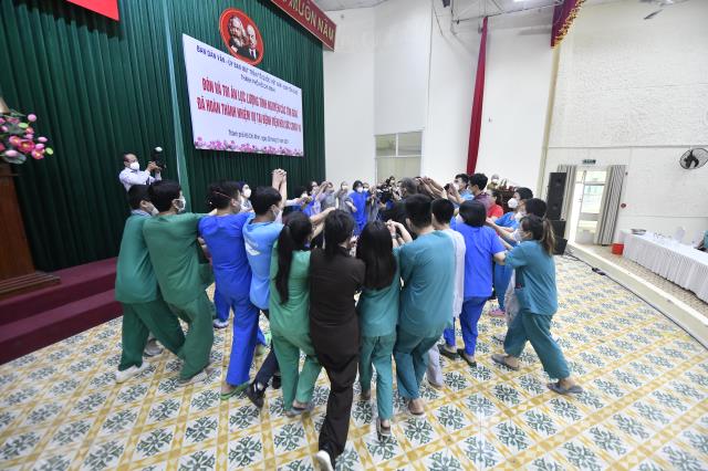 Đón tình nguyện viên Phật giáo trở về sau khi hoàn thành nhiệm vụ hỗ trợ tuyến đầu chống dịch