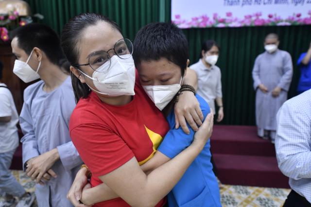 Đón tình nguyện viên Phật giáo trở về sau khi hoàn thành nhiệm vụ hỗ trợ tuyến đầu chống dịch