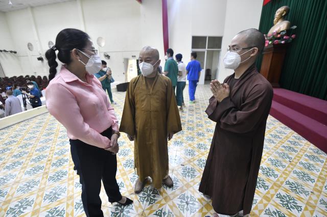 Đón tình nguyện viên Phật giáo trở về sau khi hoàn thành nhiệm vụ hỗ trợ tuyến đầu chống dịch