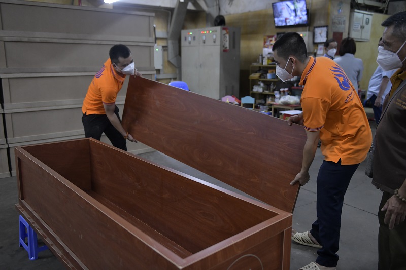 Chùa Giác Ngộ Trao Tặng 440 Bộ “Áo Quan Từ Tâm” Đến Sở Tài Nguyên Và Môi Trường Tp. Hồ Chí Minh
