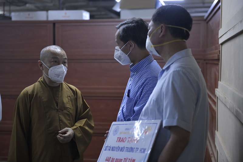 Chùa Giác Ngộ Trao Tặng 440 Bộ “Áo Quan Từ Tâm” Đến Sở Tài Nguyên Và Môi Trường Tp. Hồ Chí Minh