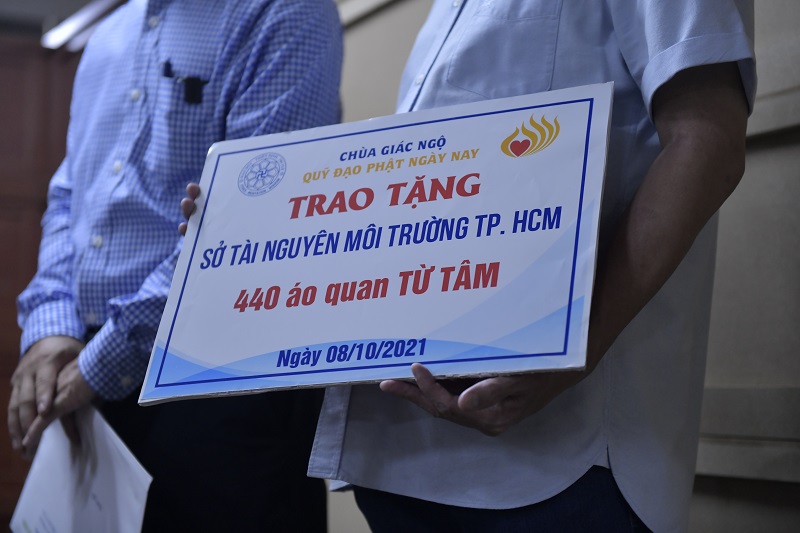 Chùa Giác Ngộ Trao Tặng 440 Bộ “Áo Quan Từ Tâm” Đến Sở Tài Nguyên Và Môi Trường Tp. Hồ Chí Minh