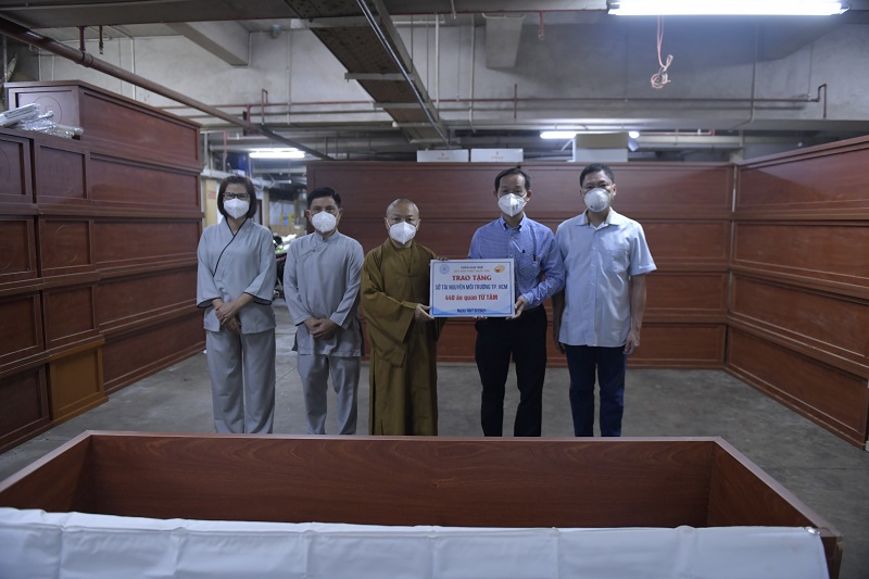 Chùa Giác Ngộ Trao Tặng 440 Bộ “Áo Quan Từ Tâm” Đến Sở Tài Nguyên Và Môi Trường Tp. Hồ Chí Minh