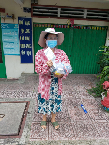 Vì một Sài Gòn chóng khỏe: Chùa Giác Ngộ gửi tặng hơn 450 phần thuốc cho F0 tầng 1 và tầng 2 đang điều trị tại nhà