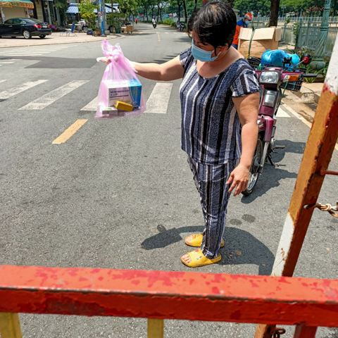 Vì một Sài Gòn chóng khỏe: Chùa Giác Ngộ gửi tặng hơn 450 phần thuốc cho F0 tầng 1 và tầng 2 đang điều trị tại nhà