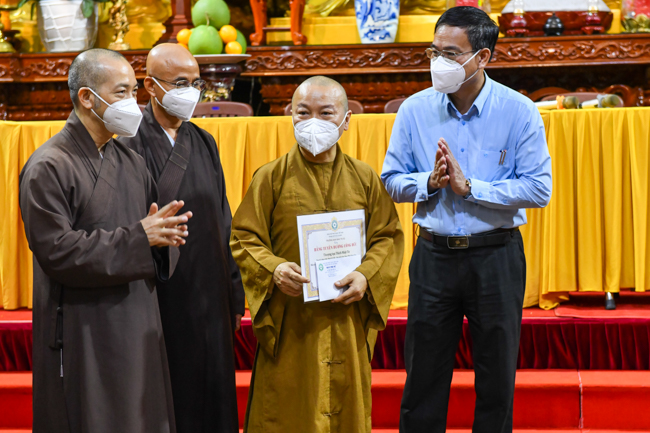 Hoạt động tích cực trong mùa dịch, Chùa Giác Ngộ nhận bằng tuyên dương công đức từ Giáo hội TP.HCM