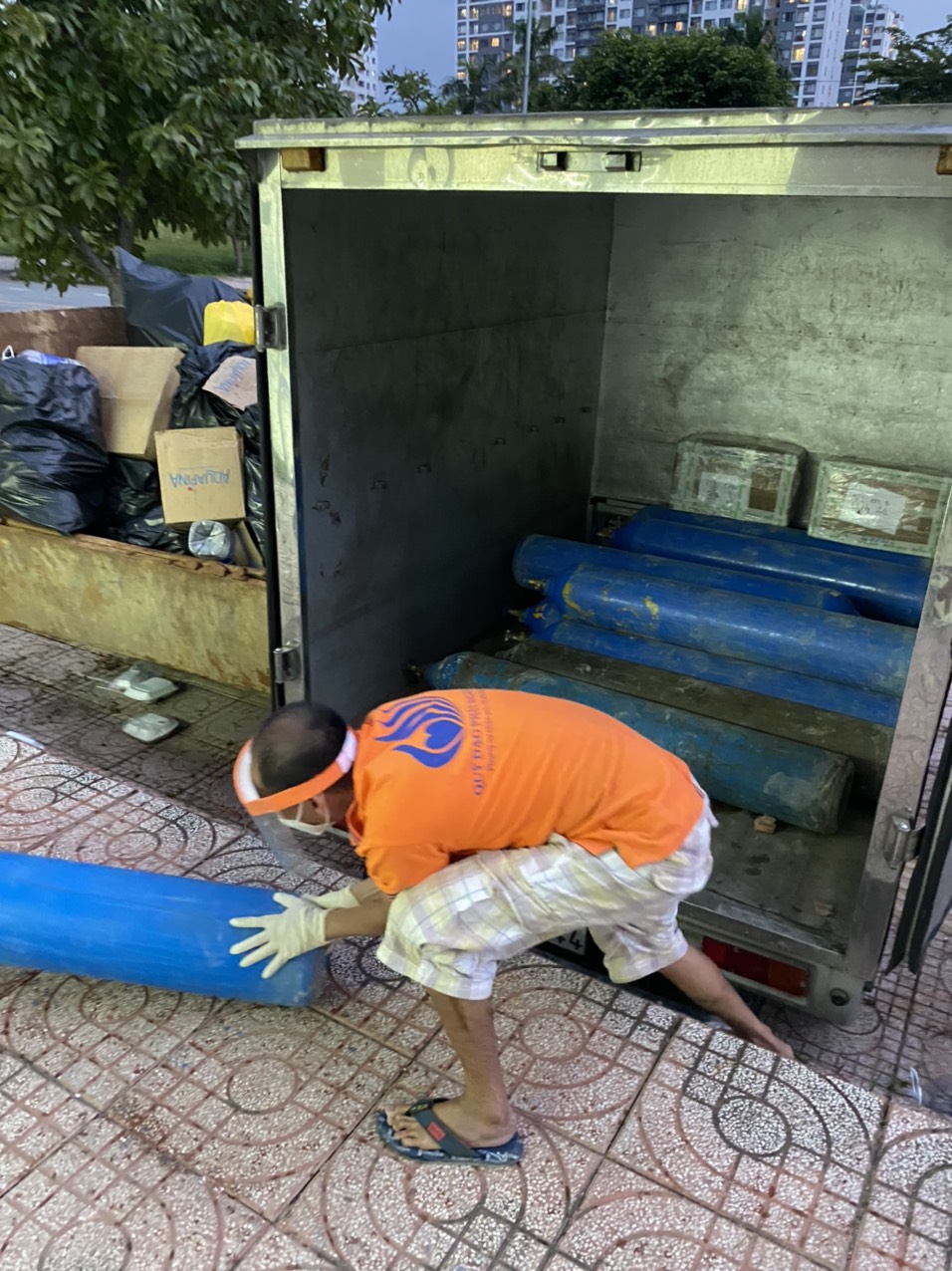 Chùa Giác Ngộ chia sẻ áp lực cùng các bệnh viện bằng chương trình đổi oxy miễn phí
