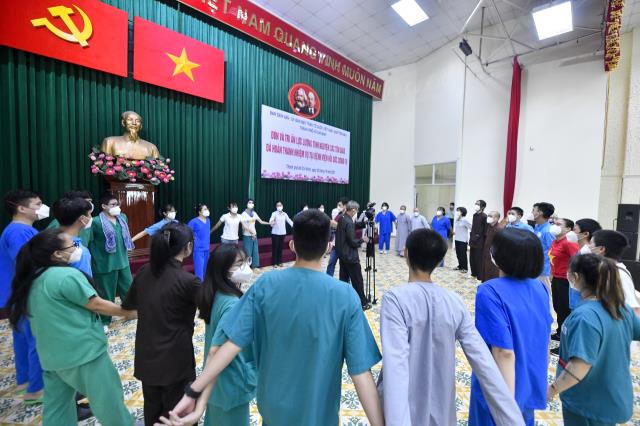 Đón tình nguyện viên Phật giáo trở về sau khi hoàn thành nhiệm vụ hỗ trợ tuyến đầu chống dịch