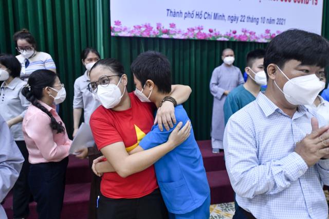 Đón tình nguyện viên Phật giáo trở về sau khi hoàn thành nhiệm vụ hỗ trợ tuyến đầu chống dịch