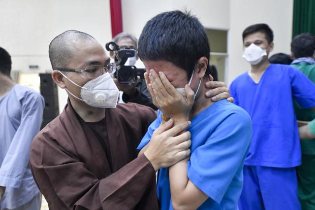 Đón tình nguyện viên Phật giáo trở về sau khi hoàn thành nhiệm vụ hỗ trợ tuyến đầu chống dịch