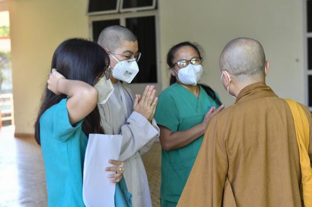 Đón tình nguyện viên Phật giáo trở về sau khi hoàn thành nhiệm vụ hỗ trợ tuyến đầu chống dịch