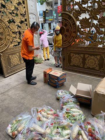 Trước ngày “ai ở đâu, ở yên đó”, chùa Giác Ngộ vẫn tiếp tục tặng nông sản và thuốc thang cho bà con