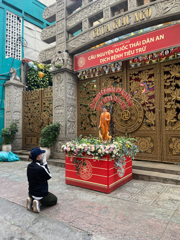 Trước ngày “ai ở đâu, ở yên đó”, chùa Giác Ngộ vẫn tiếp tục tặng nông sản và thuốc thang cho bà con