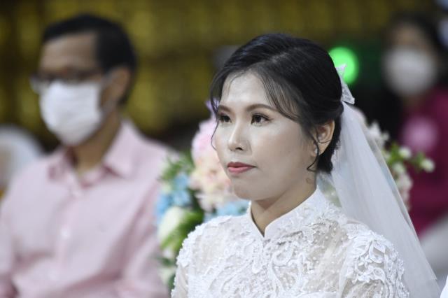 Trao nhẫn cho nhau trước điện Phật: Lễ hằng thuận của chú rể Văn Hoàn (PD. Thiên Tâm) và cô dâu Quỳnh Hoa (PD. Diệu Thiện)