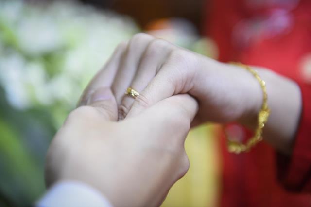 Chú rể Thanh Lâm (PD. Giác Ngộ) và cô dâu Ngọc Trang (PD. Chúc Nghiêm) nên nghĩa vợ chồng qua nghi thức hằng thuận