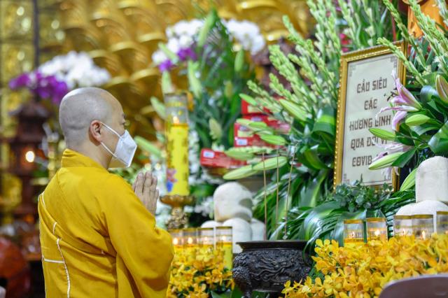 Chùa Giác Ngộ thắp nến tưởng niệm hơn 23.000 nạn nhân đã mất vì Covid-19