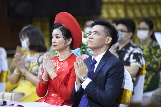 Chú rể Thanh Lâm (PD. Giác Ngộ) và cô dâu Ngọc Trang (PD. Chúc Nghiêm) nên nghĩa vợ chồng qua nghi thức hằng thuận
