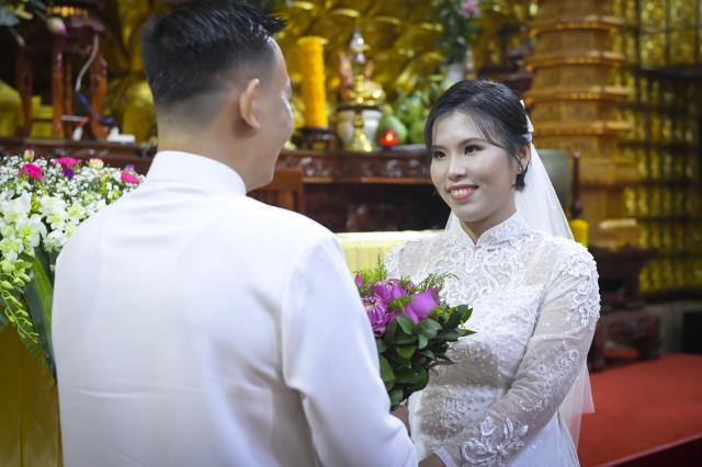 Trao nhẫn cho nhau trước điện Phật: Lễ hằng thuận của chú rể Văn Hoàn (PD. Thiên Tâm) và cô dâu Quỳnh Hoa (PD. Diệu Thiện)