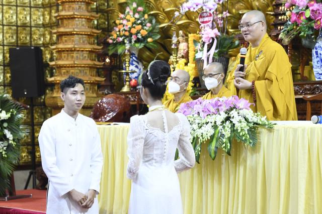 Chú rể Minh Tiến (PD. Minh Dũng) và cô dâu Ngân Trinh mở cửa hôn nhân từ lễ hằng thuận