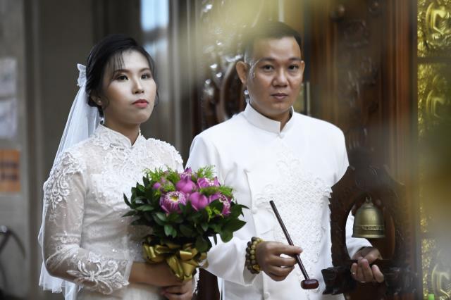 Trao nhẫn cho nhau trước điện Phật: Lễ hằng thuận của chú rể Văn Hoàn (PD. Thiên Tâm) và cô dâu Quỳnh Hoa (PD. Diệu Thiện)