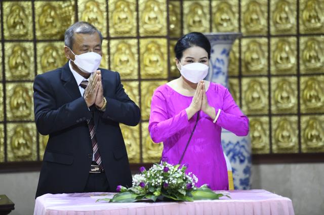 Chú rể Thanh Lâm (PD. Giác Ngộ) và cô dâu Ngọc Trang (PD. Chúc Nghiêm) nên nghĩa vợ chồng qua nghi thức hằng thuận