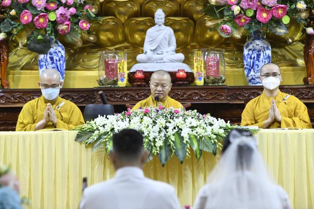 Trao nhẫn cho nhau trước điện Phật: Lễ hằng thuận của chú rể Văn Hoàn (PD. Thiên Tâm) và cô dâu Quỳnh Hoa (PD. Diệu Thiện)