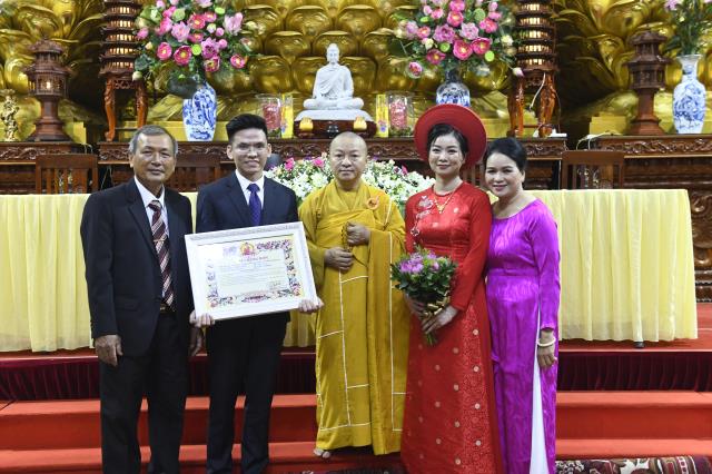 Chú rể Thanh Lâm (PD. Giác Ngộ) và cô dâu Ngọc Trang (PD. Chúc Nghiêm) nên nghĩa vợ chồng qua nghi thức hằng thuận