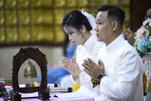 Trao nhẫn cho nhau trước điện Phật: Lễ hằng thuận của chú rể Văn Hoàn (PD. Thiên Tâm) và cô dâu Quỳnh Hoa (PD. Diệu Thiện)