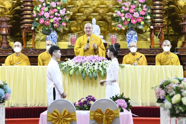 Chú rể Minh Tiến (PD. Minh Dũng) và cô dâu Ngân Trinh mở cửa hôn nhân từ lễ hằng thuận
