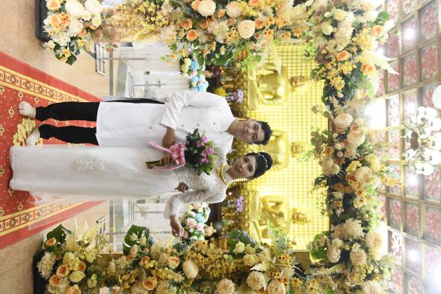 Chú rể Minh Tiến (PD. Minh Dũng) và cô dâu Ngân Trinh mở cửa hôn nhân từ lễ hằng thuận