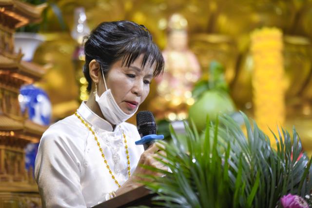 Trao nhẫn cho nhau trước điện Phật: Lễ hằng thuận của chú rể Văn Hoàn (PD. Thiên Tâm) và cô dâu Quỳnh Hoa (PD. Diệu Thiện)