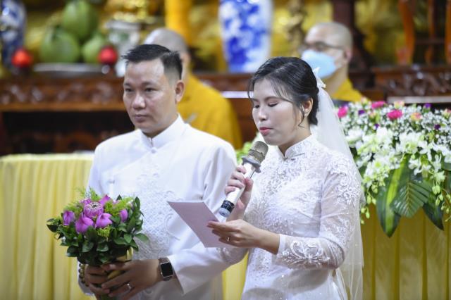 Trao nhẫn cho nhau trước điện Phật: Lễ hằng thuận của chú rể Văn Hoàn (PD. Thiên Tâm) và cô dâu Quỳnh Hoa (PD. Diệu Thiện)