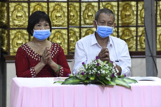 Trao nhẫn cho nhau trước điện Phật: Lễ hằng thuận của chú rể Văn Hoàn (PD. Thiên Tâm) và cô dâu Quỳnh Hoa (PD. Diệu Thiện)