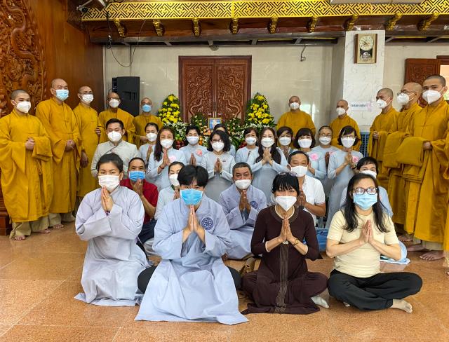 Gia đình hương linh Nguyễn Thanh Bình (PD. Ngộ Minh Tường) cúng dường Trai tăng