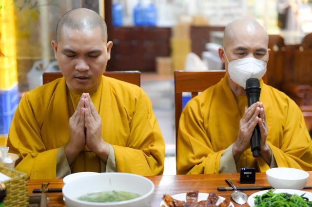 Gia đình hương linh Nguyễn Thanh Bình (PD. Ngộ Minh Tường) cúng dường Trai tăng