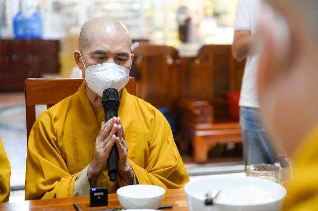 Gia đình hương linh Nguyễn Thanh Bình (PD. Ngộ Minh Tường) cúng dường Trai tăng