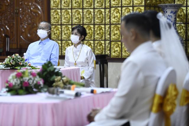 Trao nhẫn cho nhau trước điện Phật: Lễ hằng thuận của chú rể Văn Hoàn (PD. Thiên Tâm) và cô dâu Quỳnh Hoa (PD. Diệu Thiện)