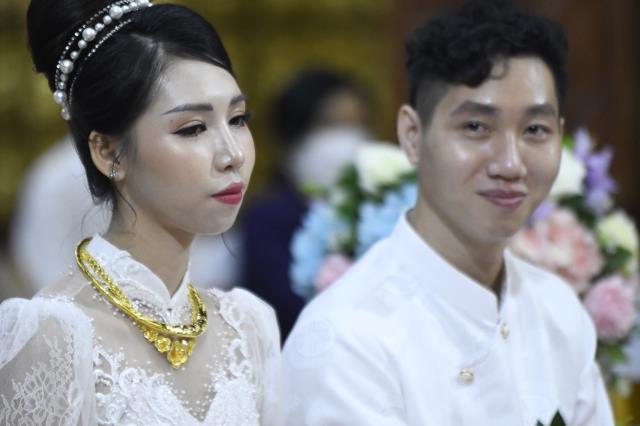 Chú rể Minh Tiến (PD. Minh Dũng) và cô dâu Ngân Trinh mở cửa hôn nhân từ lễ hằng thuận