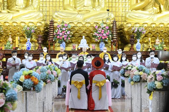 Chú rể Thanh Lâm (PD. Giác Ngộ) và cô dâu Ngọc Trang (PD. Chúc Nghiêm) nên nghĩa vợ chồng qua nghi thức hằng thuận