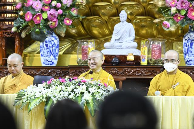 Chú rể Thanh Lâm (PD. Giác Ngộ) và cô dâu Ngọc Trang (PD. Chúc Nghiêm) nên nghĩa vợ chồng qua nghi thức hằng thuận