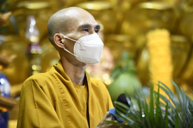 Trao nhẫn cho nhau trước điện Phật: Lễ hằng thuận của chú rể Văn Hoàn (PD. Thiên Tâm) và cô dâu Quỳnh Hoa (PD. Diệu Thiện)