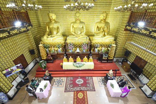 Chú rể Thanh Lâm (PD. Giác Ngộ) và cô dâu Ngọc Trang (PD. Chúc Nghiêm) nên nghĩa vợ chồng qua nghi thức hằng thuận