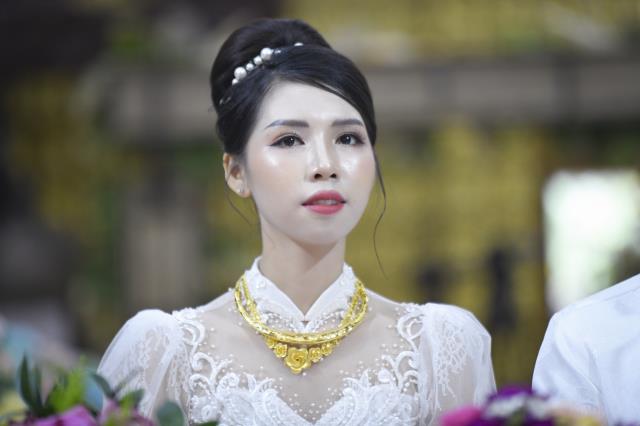 Chú rể Minh Tiến (PD. Minh Dũng) và cô dâu Ngân Trinh mở cửa hôn nhân từ lễ hằng thuận