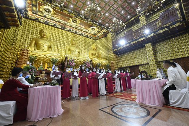 Trao nhẫn cho nhau trước điện Phật: Lễ hằng thuận của chú rể Văn Hoàn (PD. Thiên Tâm) và cô dâu Quỳnh Hoa (PD. Diệu Thiện)