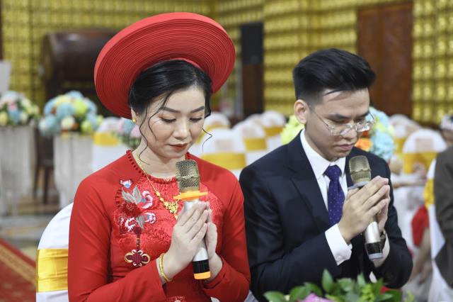Chú rể Thanh Lâm (PD. Giác Ngộ) và cô dâu Ngọc Trang (PD. Chúc Nghiêm) nên nghĩa vợ chồng qua nghi thức hằng thuận