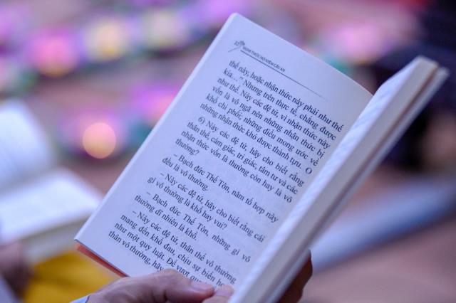 Chùa Giác Ngộ thắp nến tưởng niệm hơn 23.000 nạn nhân đã mất vì Covid-19