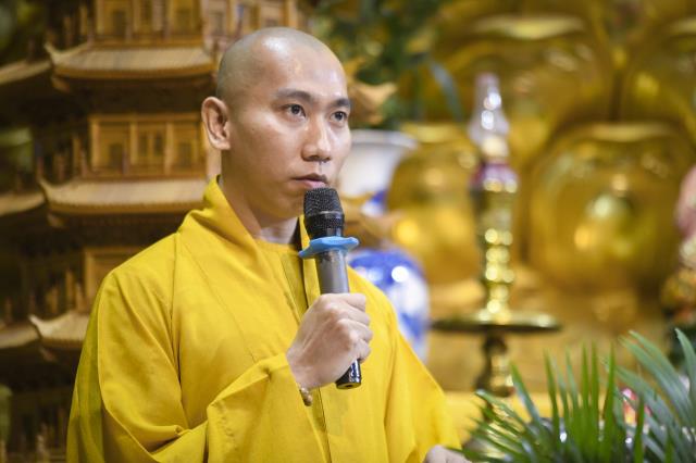 Chú rể Thanh Lâm (PD. Giác Ngộ) và cô dâu Ngọc Trang (PD. Chúc Nghiêm) nên nghĩa vợ chồng qua nghi thức hằng thuận