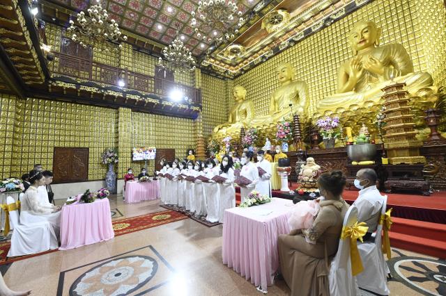 Chú rể Minh Tiến (PD. Minh Dũng) và cô dâu Ngân Trinh mở cửa hôn nhân từ lễ hằng thuận